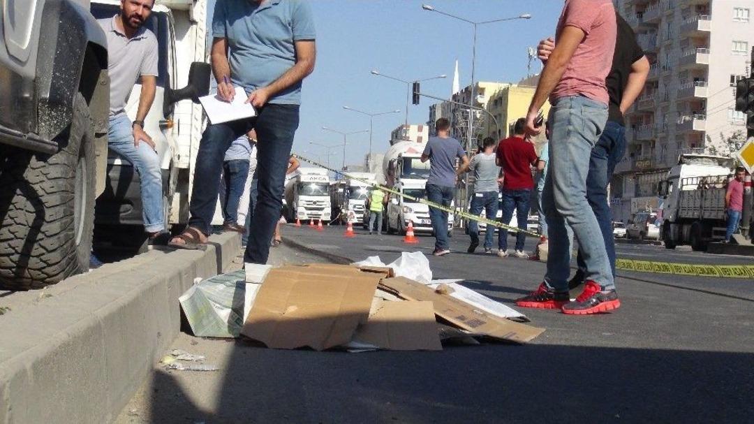 Tırın Altında 70 Metre S&uuml;r&uuml;klenen Yaşlı Adam Hayatını Kaybetti