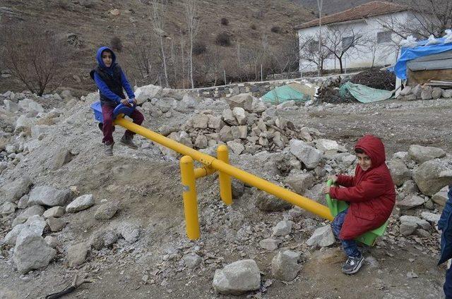 Molozların İçinde Oyun