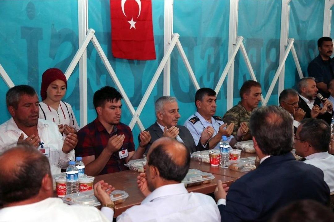 Vali Kam&ccedil;ı Şehitlerin Mevlidine Katıldı