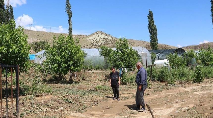 Sel Suları Sera Ve Ekili Alanlara Zarar Verdi