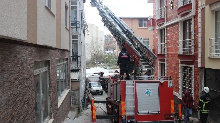 Binadan Kopan Beton Par&ccedil;aları Aracın &Uuml;zerine D&uuml;şt&uuml;