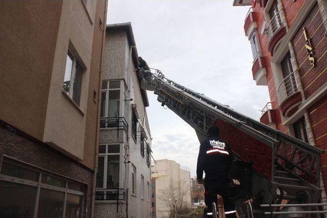 Binadan Kopan Beton Parçaları Aracın Üzerine Düştü