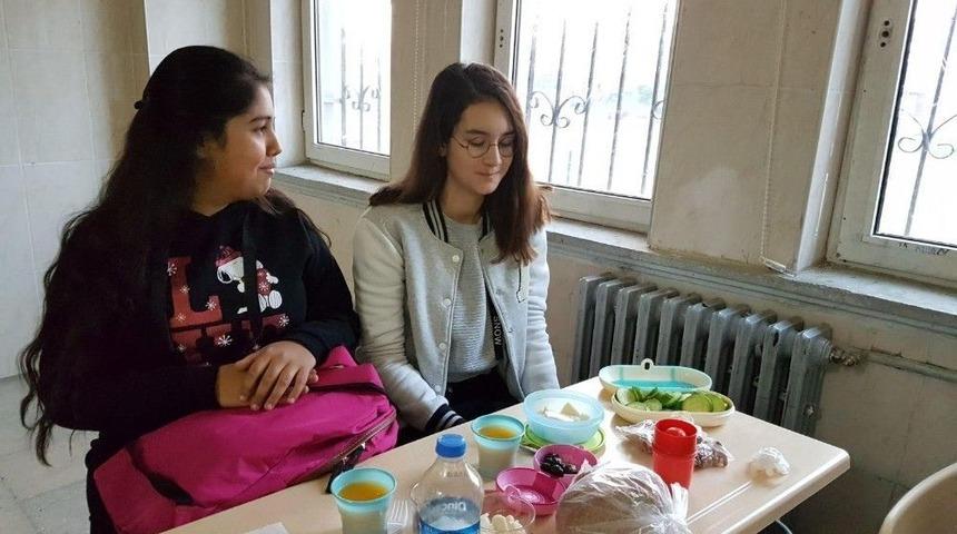 Hacı Mustafa M&uuml;d&uuml;roğlu Ortaokulu&rsquo;nda Kahvaltı Etkinliği
