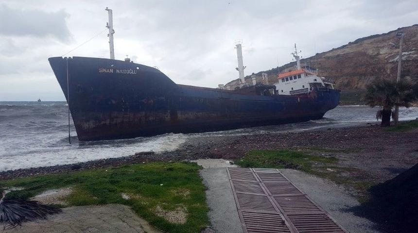Y&uuml;k Gemisi Fırtına Nedeniyle Karaya Oturdu