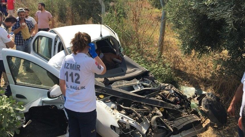 İzmir&rsquo;de Tren Otomobile &Ccedil;arptı, Yolcularda Dehşeti Yaşadı: 1&rsquo;i Ağır 2 Yaralı