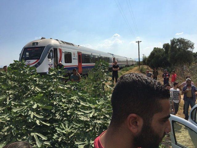 İzmir’de Tren Otomobile Çarptı, Yolcularda Dehşeti Yaşadı: 1’i Ağır 2 Yaralı