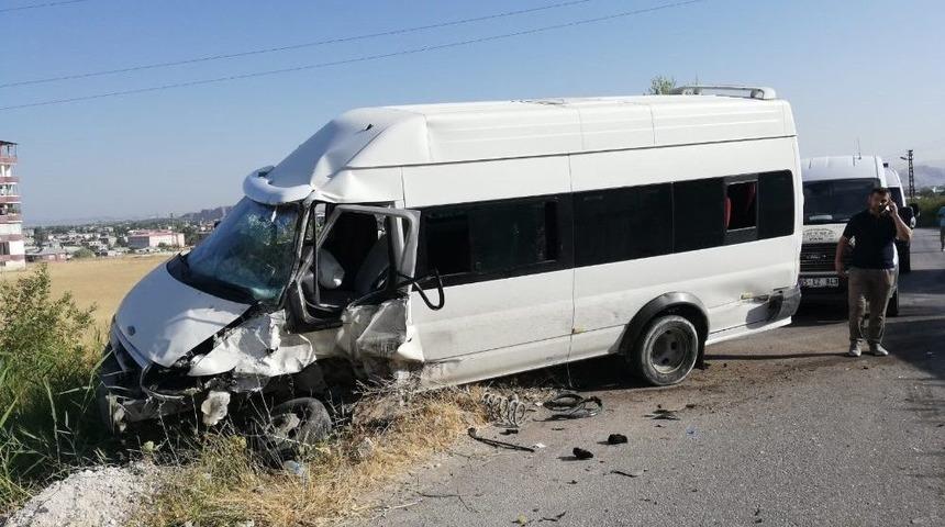 Van&rsquo;da 2 Minib&uuml;s Kafa Kafaya &Ccedil;arpıştı: 1 &Ouml;l&uuml;, 3 Yaralı
