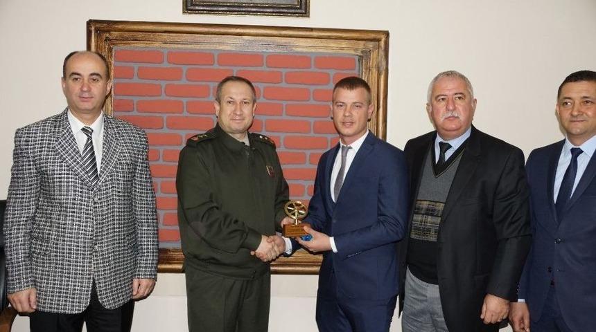 Yarbay G&uuml;m&uuml;ş, Ayın Şof&ouml;r&uuml;ne &Ouml;d&uuml;l&uuml;n&uuml; Verdi