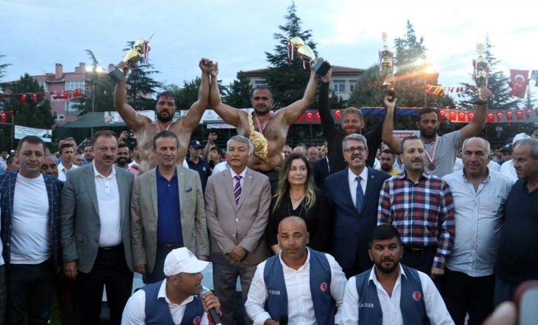 Isparta 4. Geleneksel Yağlı Pehlivan G&uuml;reşleri&rsquo;nde Başpehlivan Mehmet Yeşilyeşil Oldu