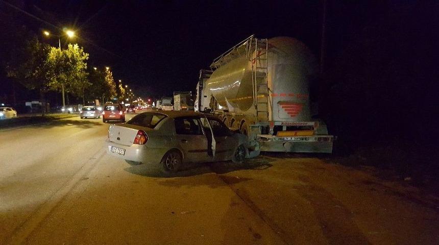 Otomobil Park Halindeki Tıra Çarptı: 6 Yaralı