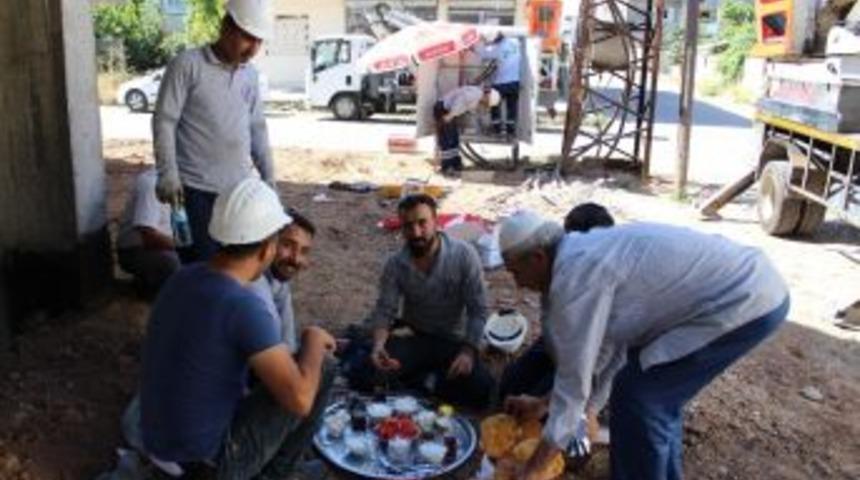 Dicle Elektrik Ekibine, Mahalleliden &Ouml;d&uuml;l Gibi Kahvaltı