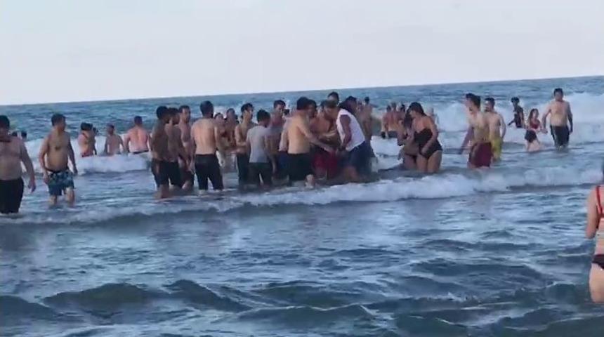 Gen&ccedil; Kızı Kurtarmak İsterken Boğulma Tehlikesi Ge&ccedil;irdi