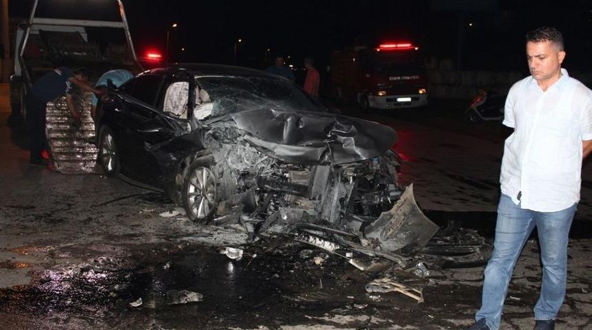 İzmir&rsquo;de İki Otomobil &Ccedil;arpıştı: 1 &Ouml;l&uuml;, 5 Yaralı