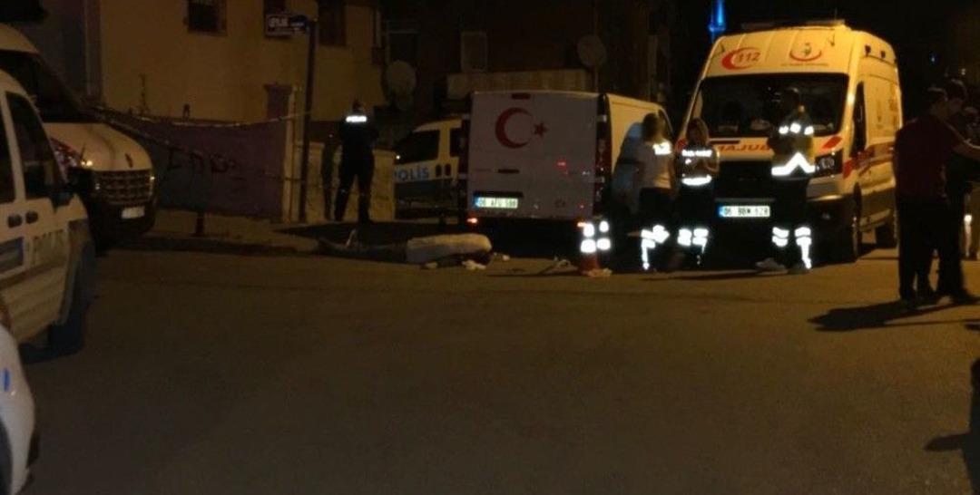 Taksici Tartıştığı İki Genci Bı&ccedil;aklayarak &Ouml;ld&uuml;rd&uuml;... Kan Damlaları Zanlıyı Ele Verdi