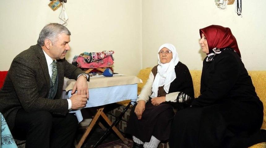 Başkan &Ccedil;elik Ve Eşi Yades Hizmeti Alan Yaşlıları Evlerinde Ziyaret Etti