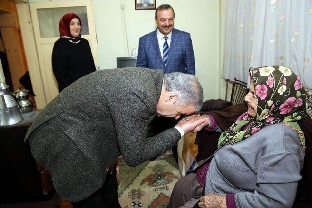Başkan Çelik Ve Eşi Yades Hizmeti Alan Yaşlıları Evlerinde Ziyaret Etti