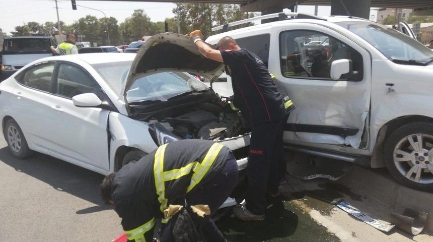 Hızını Alamayan Ara&ccedil;lar Kaldırıma &Ccedil;ıktı