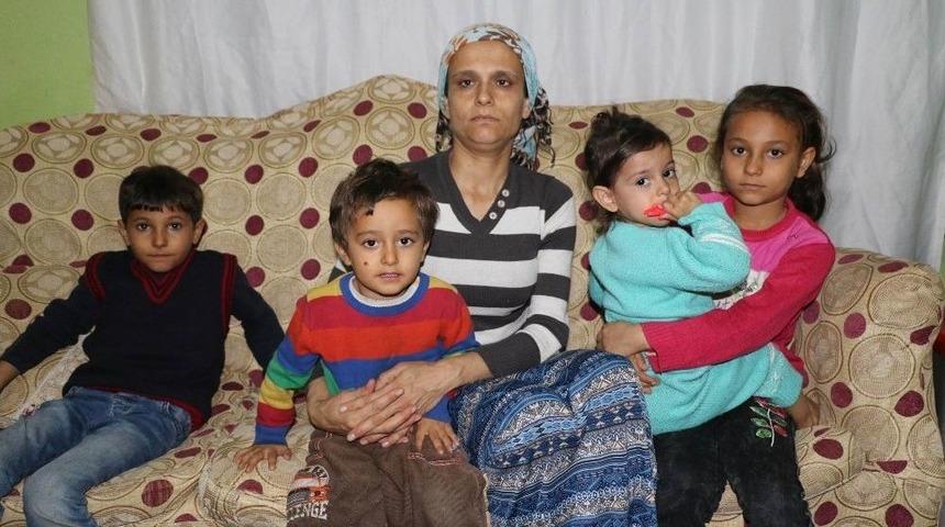 &Ccedil;atısı Akan Tek Odalı Evin Ortasında Leğenle Yaşıyorlar