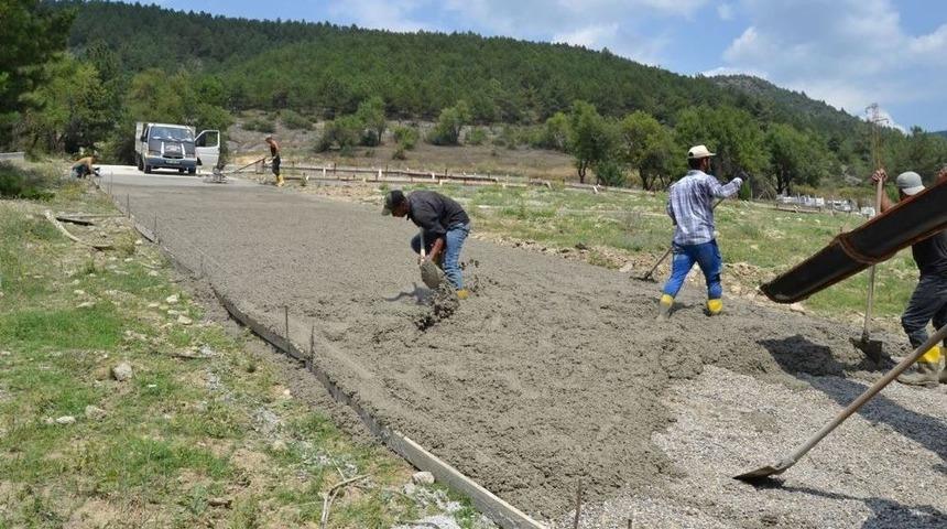 Kapullu Mahallesi Mezarlığında Beton Yol &Ccedil;alışması