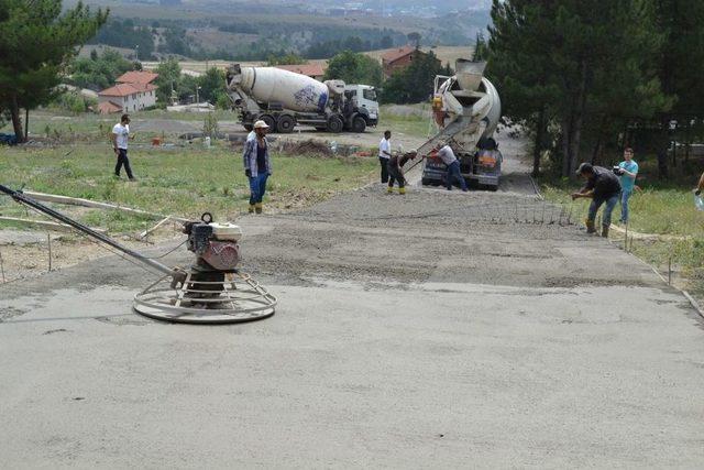 Kapullu Mahallesi Mezarlığında Beton Yol Çalışması