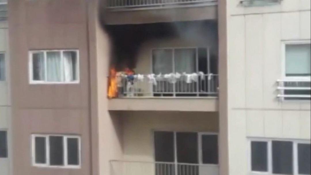 &rsquo;kuşlar Gelmesin&rsquo; Diye Balkon Korkuluklarına Astığı Poşetler Alev Alınca Damacana İle S&ouml;nd&uuml;rd&uuml;