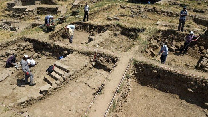 (özel Haber) Bitlis Kalesi’nde Osmanlı Dönemine Ait Mezar Bulundu G2