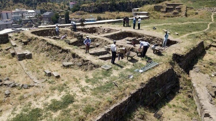 (özel Haber) Bitlis Kalesi’nde Osmanlı Dönemine Ait Mezar Bulundu G4