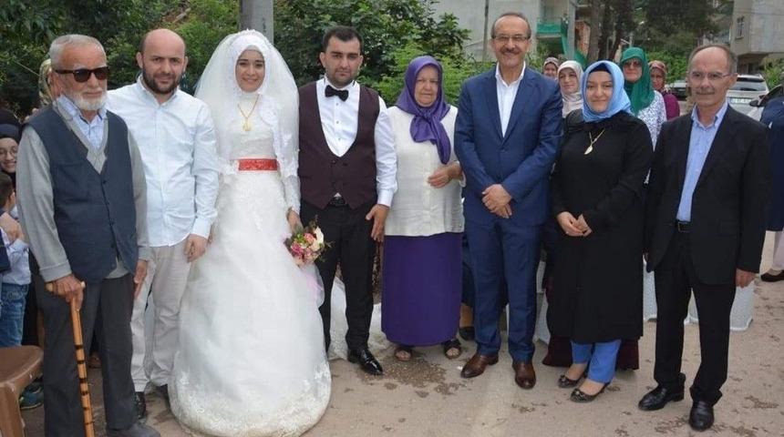 Vali Yavuz’dan Takipçisinin Düğününe Sürpriz