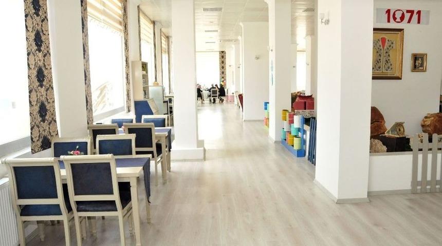 Kadınlar, Yaptıkları Ürünleri Kafede Sergiliyor