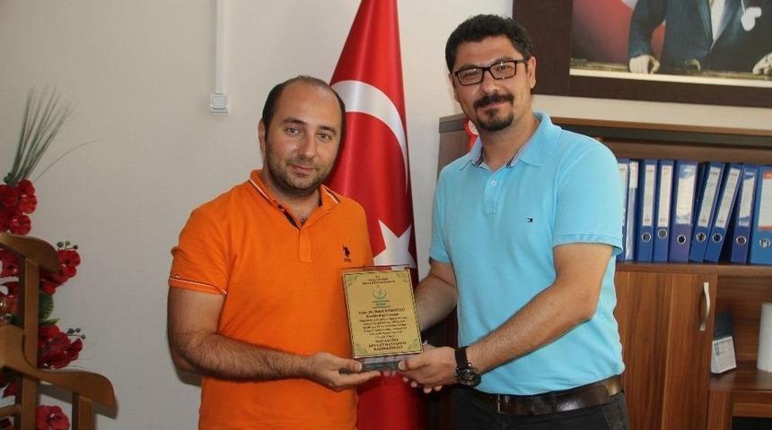 Tayini &Ccedil;ıkan Doktorlara Teşekk&uuml;r Plaketi