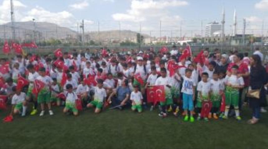 Başkan Akay&rsquo;dan Yaz Spor Okulları Kapanışında Spor Salonu M&uuml;jdesi