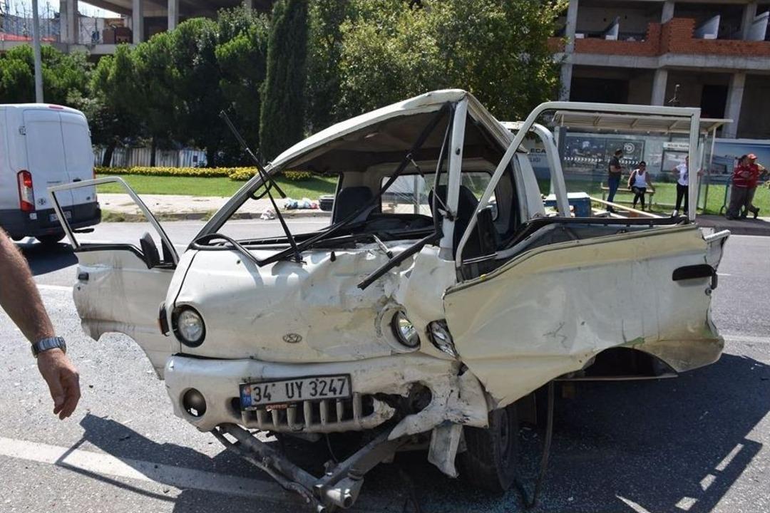 Freni Boşalan Kamyonet Dehşet Sa&ccedil;tı: 4 Yaralı