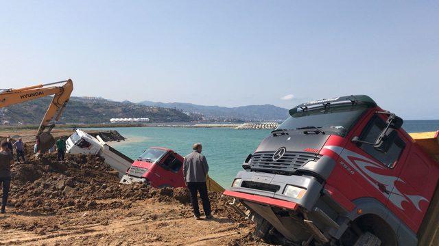 Trabzon'da deniz dolgusu çöktü; 3 kamyon kıyıda asılı kaldı