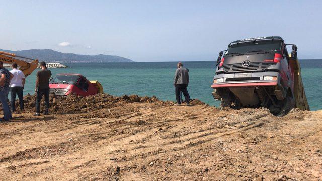 Trabzon'da deniz dolgusu çöktü; 3 kamyon kıyıda asılı kaldı