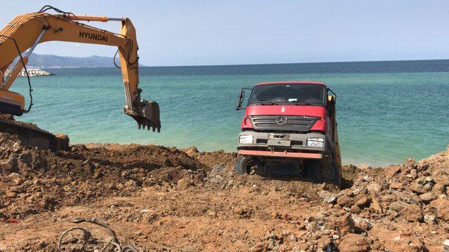 Trabzon'da deniz dolgusu çöktü; 3 kamyon kıyıda asılı kaldı