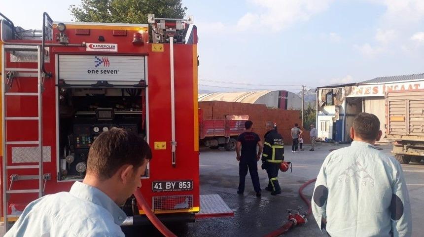 Elektrik Kontağından &Ccedil;ıkan Yangın İş Yerini Kullanılamaz Hale Getirdi