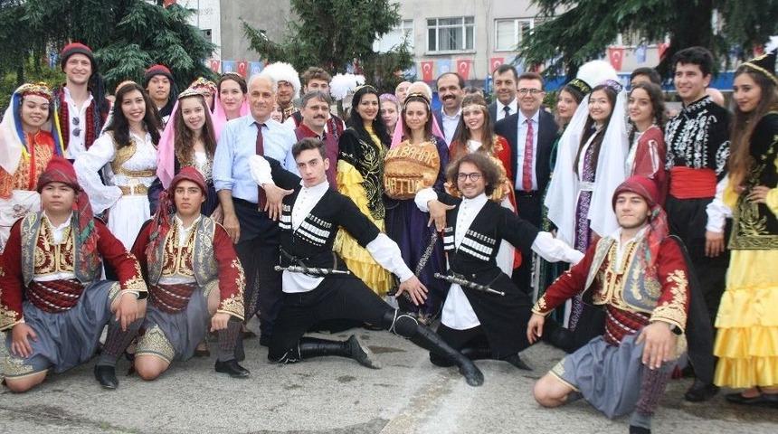 Festivalde Halka Tereyağlı 12 Kiloluk Ekmekler İkram Edildi