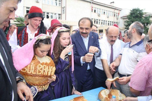 Festivalde Halka Tereyağlı 12 Kiloluk Ekmekler İkram Edildi