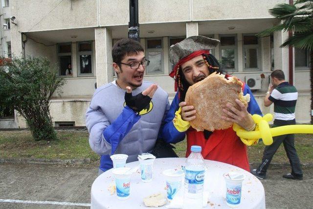 Festivalde Halka Tereyağlı 12 Kiloluk Ekmekler İkram Edildi