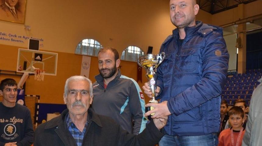 Şehit Fethi Sekin’in Babası Sporculara Madalya Verdi