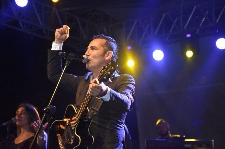 Buharkent Taze İncir Festivali Ferhat Göçer Konseri İle Sona Erdi G1