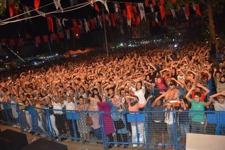 Buharkent Taze İncir Festivali Ferhat Göçer Konseri İle Sona Erdi G5
