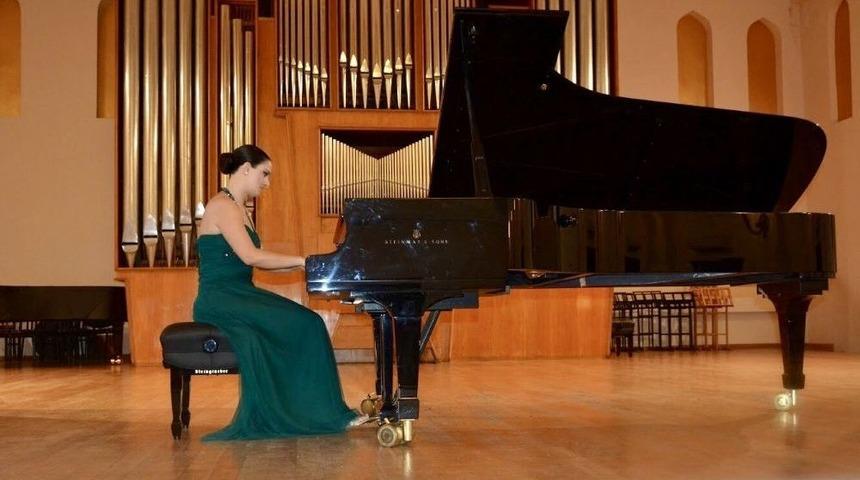 Kıbrıslı Türk Piyanist Gözdem İlkay, Bakü’de Resital Verdi