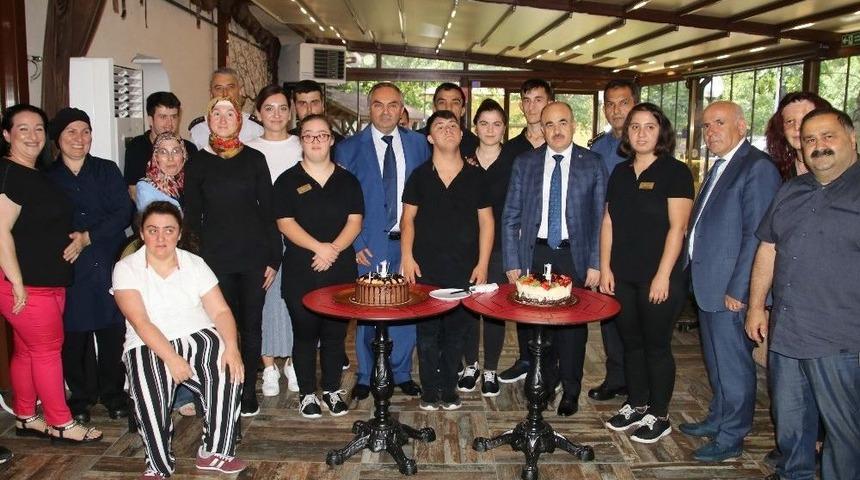 Down Sendromlu Gençlerin Çalıştığı Kafe 1. Yılını Kutladı