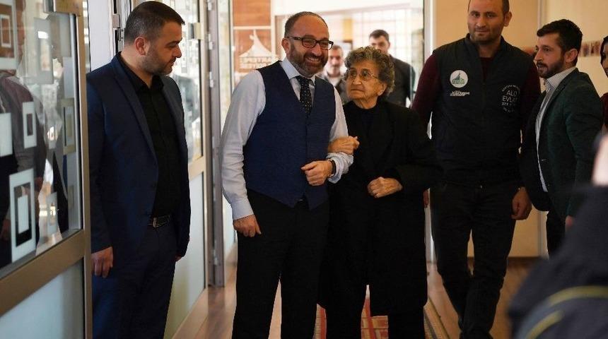 Başkan Üzülmez Yaşlı Teyzeyi Misafir Etti