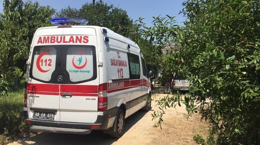 Bah&ccedil;e Sularken Aniden Yere Yığıldı