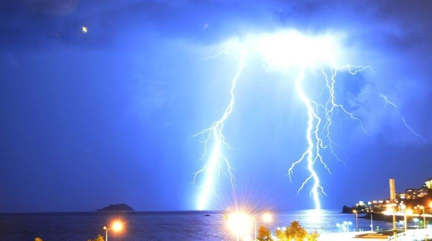 Giresun&rsquo;da Yıldırımlar Geceyi Aydınlattı