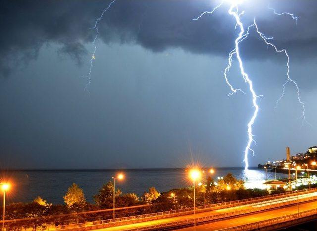 Giresun’da Yıldırımlar Geceyi Aydınlattı