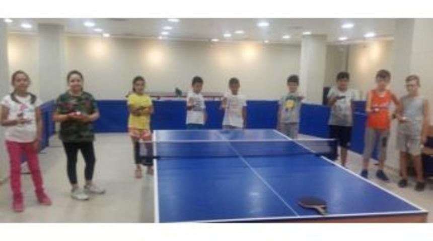 Gen&ccedil;ler, Tatillerini Masa Tenisi Yaz Spor Okullarında Ge&ccedil;iriyor