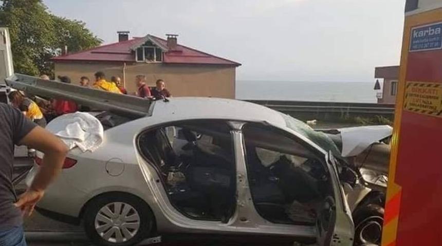 Otomobil Ref&uuml;je Ok Gibi Saplandı: 1 Yaralı